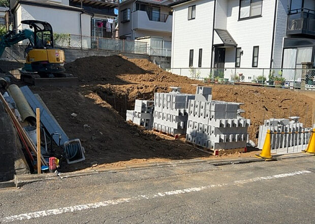 【前面道路含む現地写真_2】お持ちの車種によっては前面道路が広い方が便利でしょう。しかし、前面道路が広ければその分交通量が多くなるため、騒音などが気になる場合があります。実際に現地を見学し、周辺交通量や騒音などを確認しましょう!