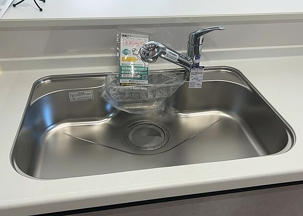 【キッチン水栓】キッチン水栓は、毎日必ず使うものだからこそ、使いやすさが重要です。シャワーヘッドの切り替えがスムーズか、吐水量が調節できるか、水しぶきが飛び散りにくい構造か、浄水機能が付いているかなど、日々の家事を快適にするための機能が数多くあります。また、デザインも多種多様なので、キッチン全体の雰囲気に合わせたものを選ぶことができます。
