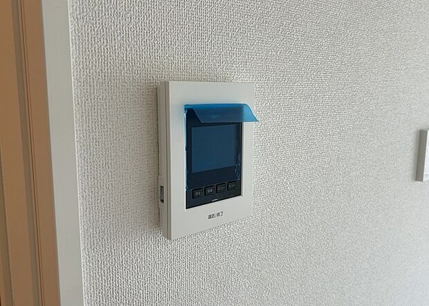 【TVモニター付きインターホン】TVモニター付きインターホンは、来訪者の顔を確認できるだけでなく、音声でやり取りすることもできるため、セキュリティ面で安心できる設備です。モニター画面が大きく見やすいもの、夜間でも来訪者をしっかりと確認できるものなど、機能性を重視したいところです。