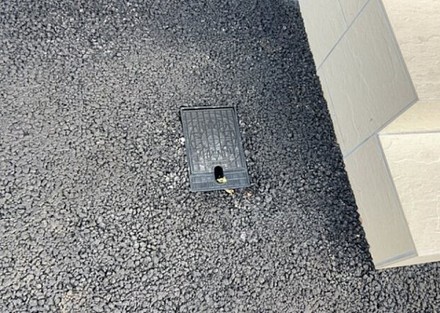 【その他設備】敷地内には、散水栓や立水栓があります。水道水を直接利用できるため、水を運ぶ手間を省くことが出来ます。大量の水を必要とする洗車作業や清掃などに役立ちます。その他設備とあわせて、現地でご確認ください。
