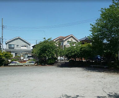 小山三ツ目広場 775m(徒歩10分)