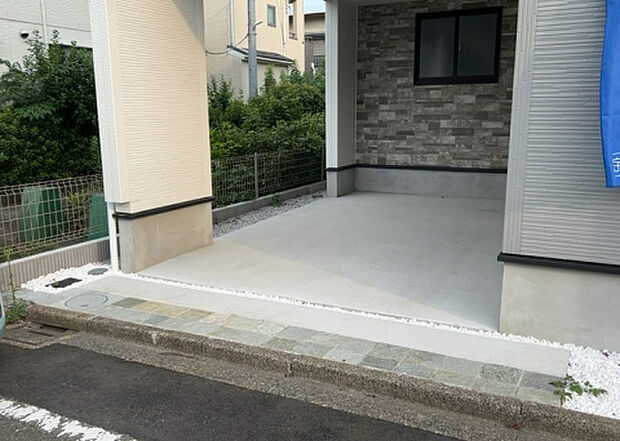 【駐車場】駐車場と明記されていても、最小スペースでつくられた駐車場だと大型車は駐車できなかったり、出入りしにくくなったりする可能性があります。お車のサイズと購入したい物件の駐車場のサイズを現地で確認しましょう。