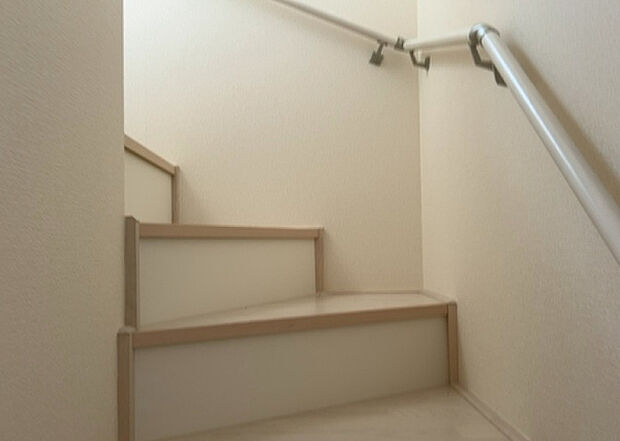【内装】建物の上下階の通路である階段は、その位置によって動線や室内の印象が大きく左右されます。手摺にも重要な役割があり、転倒の防止・歩行や動作を円滑にして日常生活を支えることを主な目的として設置されています。