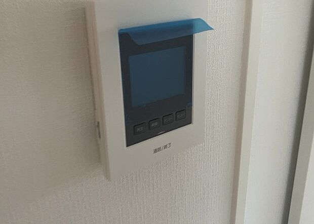 【TVモニター付きインターホン】TVモニター付きインターホンは、来訪者の顔を確認できるだけでなく、音声でやり取りすることもできるため、セキュリティ面で安心できる設備です。モニター画面が大きく見やすいもの、夜間でも来訪者をしっかりと確認できるものなど、機能性を重視したいところです。