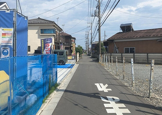 【前面道路含む現地写真_2】前面道路の幅員や歩道の有無、近隣の建物との距離感などは、実際の生活の利便性や安全性に大きく影響します。複数のアングルから前面道路の状況を確認することで、より具体的に生活イメージを描けます。