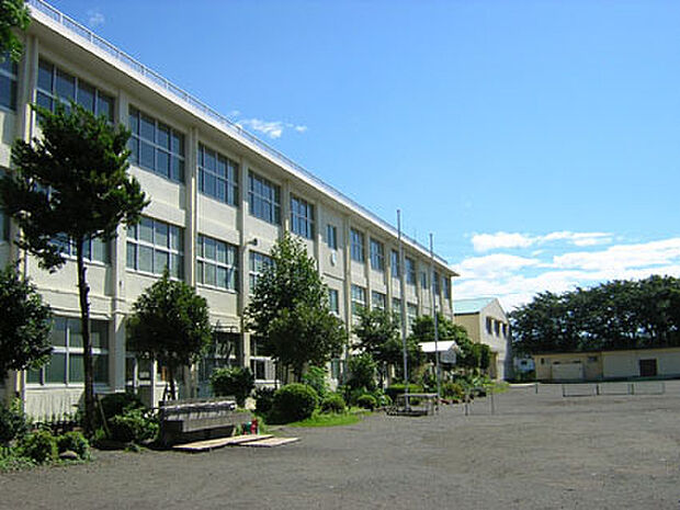 西中学校(約722m)