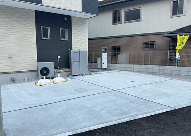 【駐車場】駐車場と明記されていても、最小スペースでつくられた駐車場だと大型車は駐車できなかったり、出入りしにくくなったりする可能性があります。お車のサイズと購入したい物件の駐車場のサイズを現地で確認しましょう。