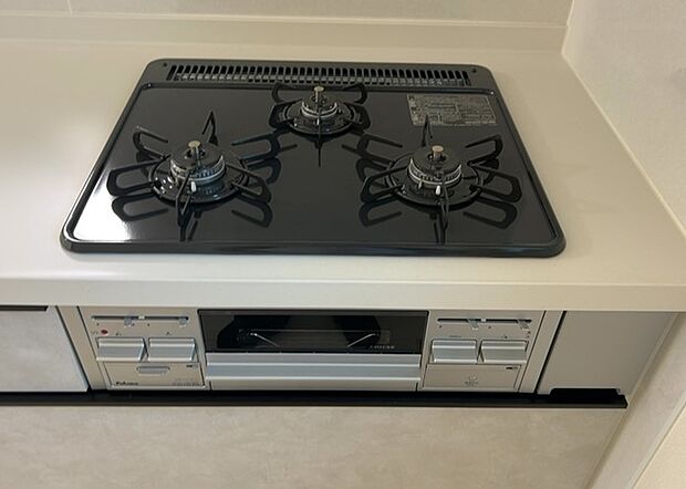 【キッチンコンロ】キッチンコンロは、料理の質を大きく左右する重要な設備です。火力調整のしやすさ、グリル機能の有無、安全装置の充実度など、選ぶポイントがたくさんあります。特に、IHクッキングヒーターは、お手入れのしやすさや安全性が高く、近年人気が高まっています。