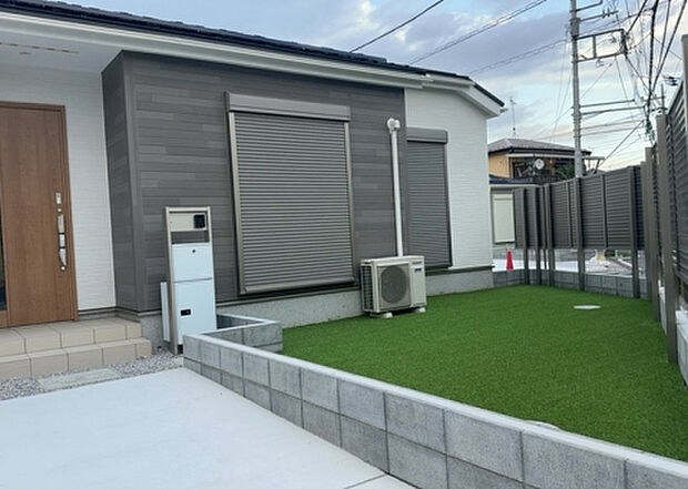 【庭】庭があることでガーデニングや家庭菜園はもちろん、こどもの遊び場やペットを放して遊ぶことができます。また、家の周囲に余裕があるということです。隣地との間があれば、十分な日当たりと、風通しが確保できます。