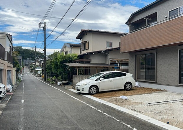 【前面道路含む現地写真_2】お持ちの車種によっては前面道路が広い方が便利でしょう。しかし、前面道路が広ければその分交通量が多くなるため、騒音などが気になる場合があります。実際に現地を見学し、周辺交通量や騒音などを確認しましょう!