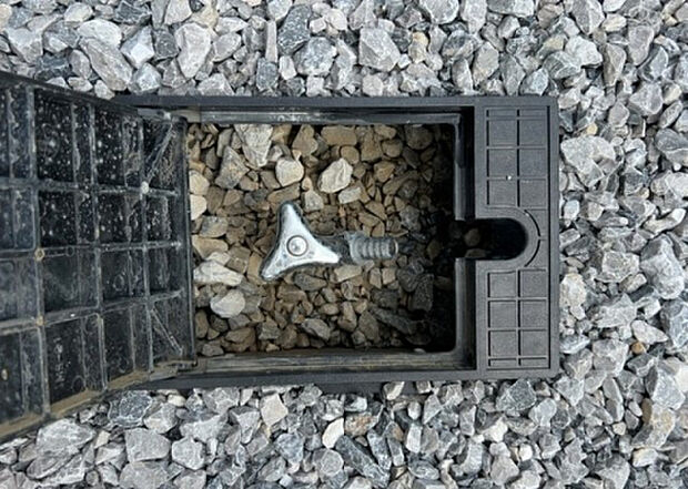 【その他設備】敷地内には、散水栓や立水栓があります。水道水を直接利用できるため、水を運ぶ手間を省くことが出来ます。大量の水を必要とする洗車作業や清掃などに役立ちます。その他設備とあわせて、現地でご確認ください。