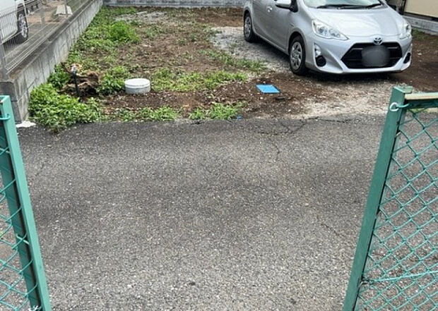 【前面道路含む現地写真_2】お持ちの車種によっては前面道路が広い方が便利でしょう。しかし、前面道路が広ければその分交通量が多くなるため、騒音などが気になる場合があります。実際に現地を見学し、周辺交通量や騒音などを確認しましょう!