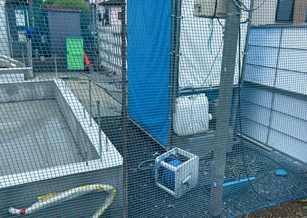 【庭】庭があることでガーデニングや家庭菜園はもちろん、こどもの遊び場やペットを放して遊ぶことができます。また、家の周囲に余裕があるということです。隣地との間があれば、十分な日当たりと、風通しが確保できます。