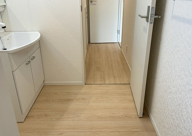 【脱衣場】多くの戸建て住宅で見かける洗面脱衣所は、洗面台と洗濯機が2畳ほどのスペースに並べられていて、洗面所が脱衣所を兼ね備えている間取りが一般的です。お客様が利用することもある、パブリックな空間でもあります。