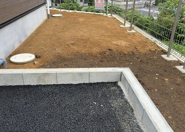【庭】庭があることでガーデニングや家庭菜園はもちろん、こどもの遊び場やペットを放して遊ぶことができます。また、家の周囲に余裕があるということです。隣地との間があれば、十分な日当たりと、風通しが確保できます。