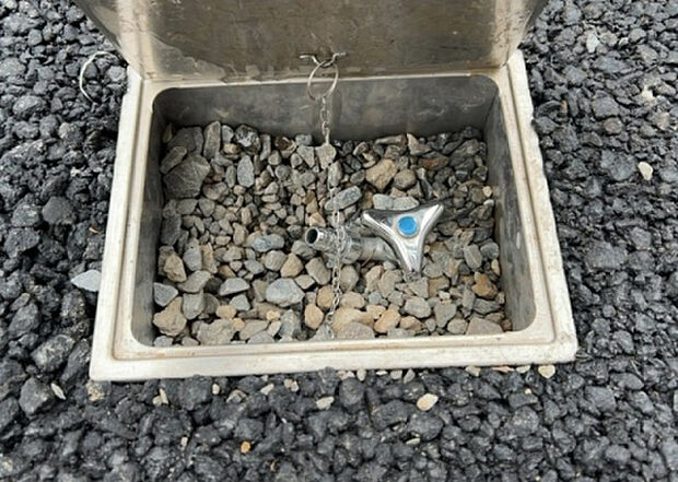 【その他設備】敷地内には、散水栓や立水栓があります。水道水を直接利用できるため、水を運ぶ手間を省くことが出来ます。大量の水を必要とする洗車作業や清掃などに役立ちます。その他設備とあわせて、現地でご確認ください。