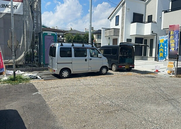 【前面道路含む現地写真_2】お持ちの車種によっては前面道路が広い方が便利でしょう。しかし、前面道路が広ければその分交通量が多くなるため、騒音などが気になる場合があります。実際に現地を見学し、周辺交通量や騒音などを確認しましょう!