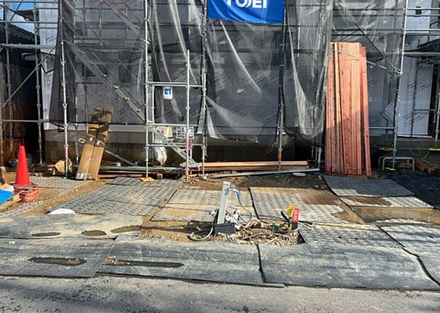 【前面道路含む現地写真_2】お持ちの車種によっては前面道路が広い方が便利でしょう。しかし、前面道路が広ければその分交通量が多くなるため、騒音などが気になる場合があります。実際に現地を見学し、周辺交通量や騒音などを確認しましょう!