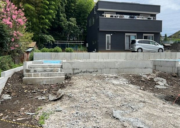 【前面道路含む現地写真_2】前面道路の幅員や歩道の有無、近隣の建物との距離感などは、実際の生活の利便性や安全性に大きく影響します。複数のアングルから前面道路の状況を確認することで、より具体的に生活イメージを描けます。