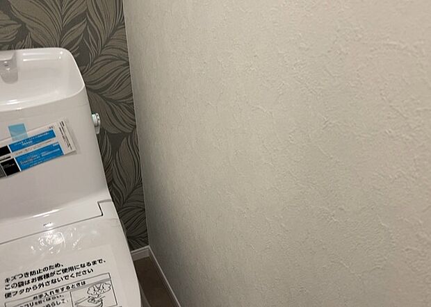 【ウォシュレット(リモコン)】ウォシュレットは、衛生面だけでなく、快適性も向上させる便利な設備です。洗浄機能の種類や水温調節機能など、様々な機能が付いたものが多くあります。リモコンも、操作が簡単で、使いやすいものを選びましょう。