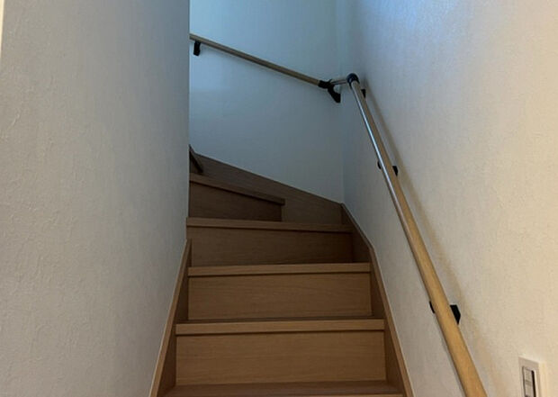 【内装】建物の上下階の通路である階段は、その位置によって動線や室内の印象が大きく左右されます。手摺にも重要な役割があり、転倒の防止・歩行や動作を円滑にして日常生活を支えることを主な目的として設置されています。