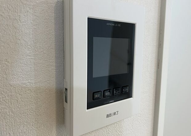 【ＴＶモニター付きインターホン】TVモニター付きインターホンは、来訪者の顔を確認できるだけでなく、音声でやり取りすることもできるため、セキュリティ面で安心できる設備です。モニター画面が大きく見やすいもの、夜間でも来訪者をしっかりと確認できるものなど、機能性を重視したいところです。