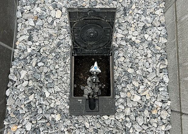 【外水栓】外水栓は、庭の水やりや洗車など、様々な用途に使える便利な設備です。ホースがしっかりと接続できるもの、水圧が安定しているものなど、使い勝手の良いものを選びましょう。また、凍結防止機能が付いているものなら、冬場でも安心して使用できます。