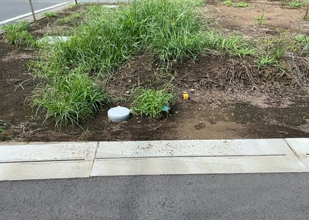 【その他設備】敷地内には、散水栓や立水栓があります。水道水を直接利用できるため、水を運ぶ手間を省くことが出来ます。大量の水を必要とする洗車作業や清掃などに役立ちます。その他設備とあわせて、現地でご確認ください。