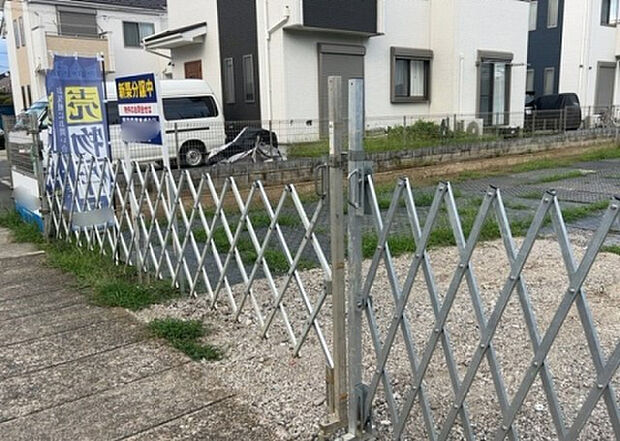 【庭】庭があることでガーデニングや家庭菜園はもちろん、こどもの遊び場やペットを放して遊ぶことができます。また、家の周囲に余裕があるということです。隣地との間があれば、十分な日当たりと、風通しが確保できます。