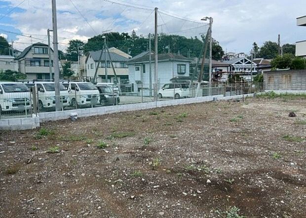 【構造・工法・仕様_2】ベタ基礎とは、柱の位置に関係なく全体に基礎がある事を指し、面積が大きい分建物の重さを全体に分散できます。また、地面からの湿気や害虫を遮断でき、木造住宅で心配されるシロアリ被害を防ぐ効果も期待できます。