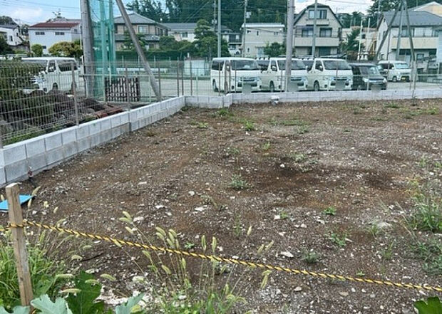 【玄関_2】玄関は、狭すぎると複数人で使いにくく、広すぎても無駄な空間になりがちです。最低2畳を目安にして、家の広さとの兼ね合いや家族の人数を考慮して決めるとよいでしょう。現地を見学して快適な玄関を選びましょう!