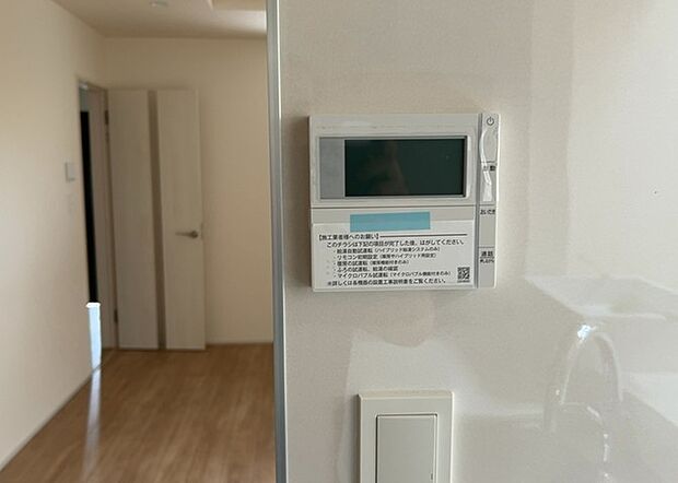 【給湯器リモコン】給湯器リモコンは、お風呂の温度設定やタイマー設定など、お風呂を快適に楽しむために欠かせないものです。液晶画面が大きく見やすいもの、操作ボタンが分かりやすいものなど、使いやすさが重要です。また、エコ機能が付いているものなら、光熱費の節約にもつながります。