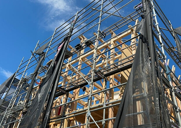 【内装】建物の上下階の通路である階段は、その位置によって動線や室内の印象が大きく左右されます。手摺にも重要な役割があり、転倒の防止・歩行や動作を円滑にして日常生活を支えることを主な目的として設置されています。