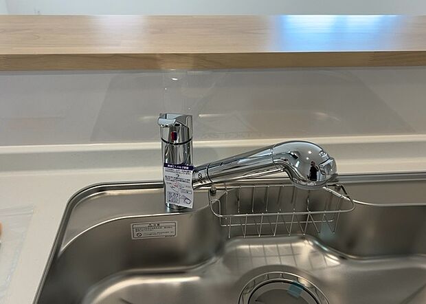 【キッチン水栓】キッチン水栓は、毎日必ず使うものだからこそ、使いやすさが重要です。シャワーヘッドの切り替えがスムーズか、吐水量が調節できるか、水しぶきが飛び散りにくい構造か、浄水機能が付いているかなど、日々の家事を快適にするための機能が数多くあります。また、デザインも多種多様なので、キッチン全体の雰囲気に合わせたものを選ぶことができます。