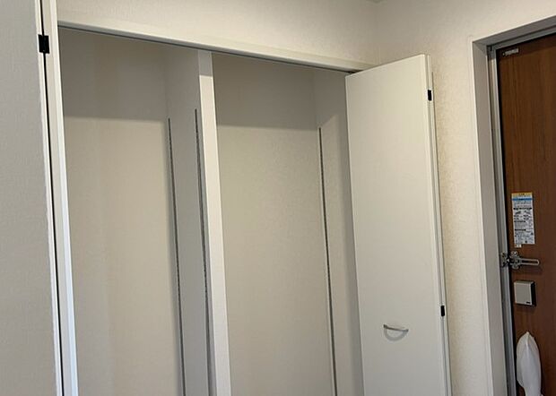 【玄関収納】玄関収納は、靴や傘、コートなどをスッキリと収納できるだけでなく、来客時に見せる顔となるため、家の顔とも言えます。収納量だけでなく、デザイン性も重視したいところです。ミラー付きの収納であれば、外出前の身だしなみチェックにも便利です。