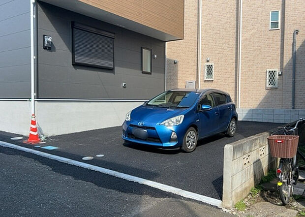 【駐車場】駐車場と明記されていても、最小スペースでつくられた駐車場だと大型車は駐車できなかったり、出入りしにくくなったりする可能性があります。お車のサイズと購入したい物件の駐車場のサイズを現地で確認しましょう。