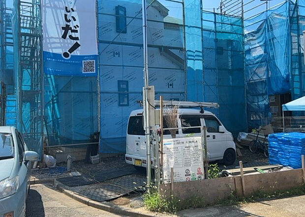 【前面道路含む現地写真_2】お持ちの車種によっては前面道路が広い方が便利でしょう。しかし、前面道路が広ければその分交通量が多くなるため、騒音などが気になる場合があります。実際に現地を見学し、周辺交通量や騒音などを確認しましょう!