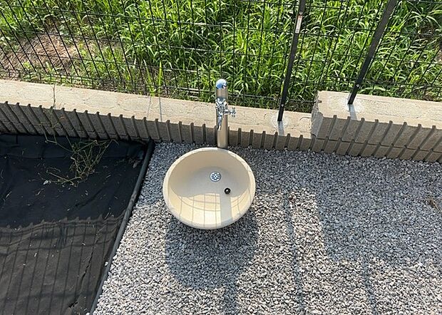 【外水栓】外水栓は、庭の水やりや洗車など、様々な用途に使える便利な設備です。ホースがしっかりと接続できるもの、水圧が安定しているものなど、使い勝手の良いものを選びましょう。また、凍結防止機能が付いているものなら、冬場でも安心して使用できます。