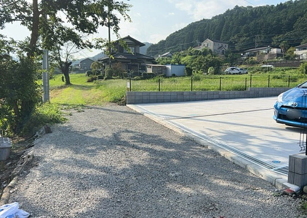 【前面道路含む現地写真_2】お持ちの車種によっては前面道路が広い方が便利でしょう。しかし、前面道路が広ければその分交通量が多くなるため、騒音などが気になる場合があります。実際に現地を見学し、周辺交通量や騒音などを確認しましょう！