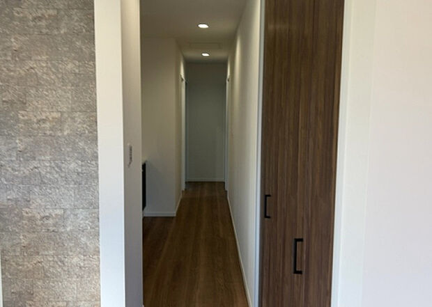 【内装】建物の上下階の通路である階段は、その位置によって動線や室内の印象が大きく左右されます。手摺にも重要な役割があり、転倒の防止・歩行や動作を円滑にして日常生活を支えることを主な目的として設置されています。
