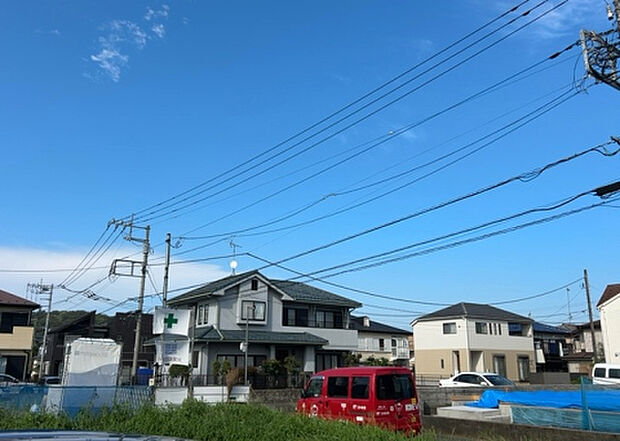 【物件からの展望_2】眺望を気にして物件を探す場合、前面に建物が建っていないか現地で確認しましょう!前面に建物があると景色はもちろん、日当たりや風通しにも影響が出てきます。住んだ時のことを想像しながら現地見学をしましょう。