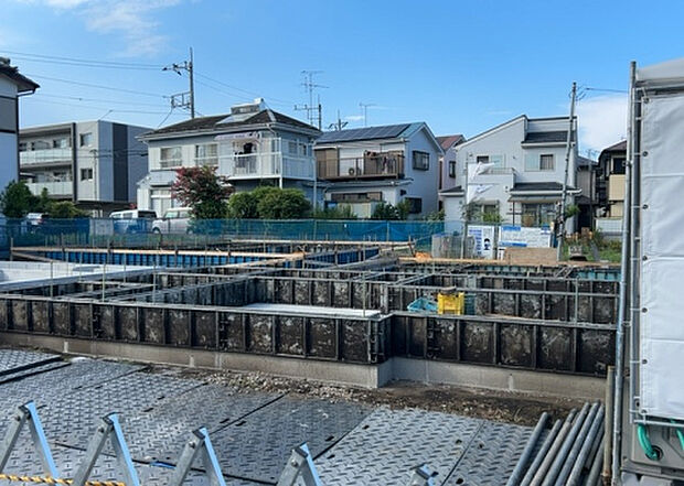 【外観_3】現地に行くなら、物件の周囲の地形がどうなっているかを見ることも大切です。周辺より低くなっている土地では、大雨などで水が集まりやすいため、地盤が弱くなっているということも考えられるため、注意が必要です。