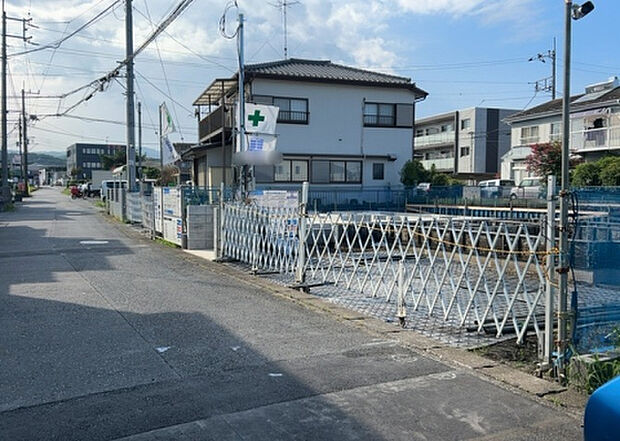 【前面道路含む現地写真_2】前面道路の幅員や歩道の有無、近隣の建物との距離感などは、実際の生活の利便性や安全性に大きく影響します。複数のアングルから前面道路の状況を確認することで、より具体的に生活イメージを描けます。