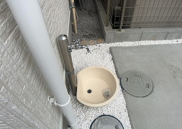 【外水栓】外水栓は、庭の水やりや洗車など、様々な用途に使える便利な設備です。ホースがしっかりと接続できるもの、水圧が安定しているものなど、使い勝手の良いものを選びましょう。また、凍結防止機能が付いているものなら、冬場でも安心して使用できます。