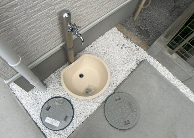 【その他設備】敷地内には、散水栓や立水栓があります。水道水を直接利用できるため、水を運ぶ手間を省くことが出来ます。大量の水を必要とする洗車作業や清掃などに役立ちます。その他設備とあわせて、現地でご確認ください。