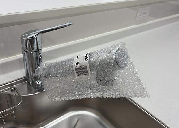 【キッチン水栓】キッチン水栓は、毎日必ず使うものだからこそ、使いやすさが重要です。シャワーヘッドの切り替えがスムーズか、吐水量が調節できるか、水しぶきが飛び散りにくい構造か、浄水機能が付いているかなど、日々の家事を快適にするための機能が数多くあります。また、デザインも多種多様なので、キッチン全体の雰囲気に合わせたものを選ぶことができます。
