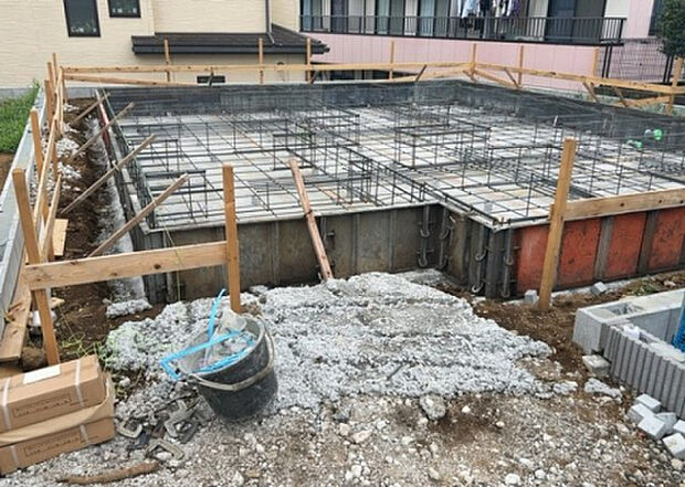 【玄関_2】玄関は、狭すぎると複数人で使いにくく、広すぎても無駄な空間になりがちです。最低2畳を目安にして、家の広さとの兼ね合いや家族の人数を考慮して決めるとよいでしょう。現地を見学して快適な玄関を選びましょう!