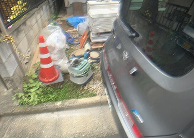 【庭】庭があることでガーデニングや家庭菜園はもちろん、こどもの遊び場やペットを放して遊ぶことができます。また、家の周囲に余裕があるということです。隣地との間があれば、十分な日当たりと、風通しが確保できます。