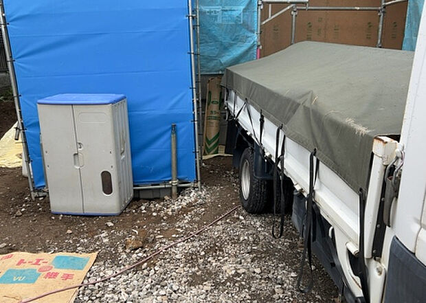 【駐車場】駐車場と明記されていても、最小スペースでつくられた駐車場だと大型車は駐車できなかったり、出入りしにくくなったりする可能性があります。お車のサイズと購入したい物件の駐車場のサイズを現地で確認しましょう。