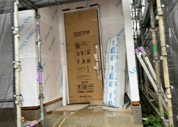 【玄関_2】玄関は、狭すぎると複数人で使いにくく、広すぎても無駄な空間になりがちです。最低2畳を目安にして、家の広さとの兼ね合いや家族の人数を考慮して決めるとよいでしょう。現地を見学して快適な玄関を選びましょう！